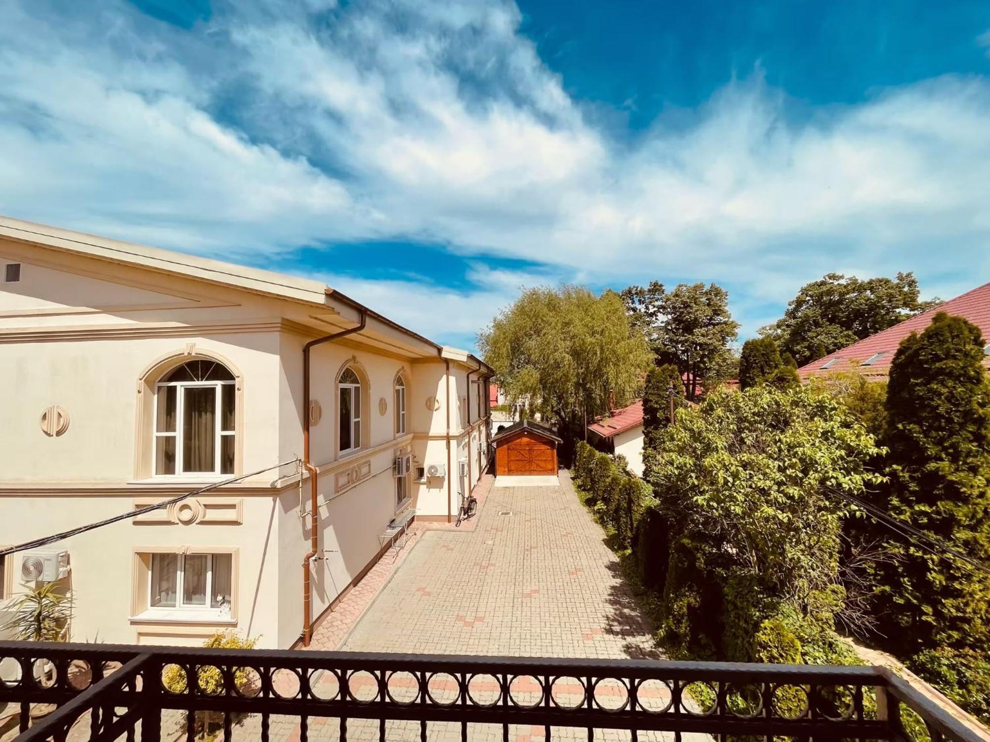 Pensiunea Romeo Tecuci Exterior photo