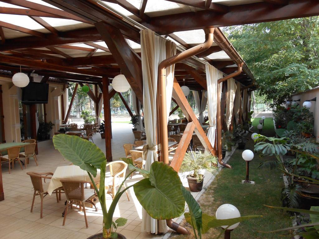 Pensiunea Romeo Tecuci Exterior photo