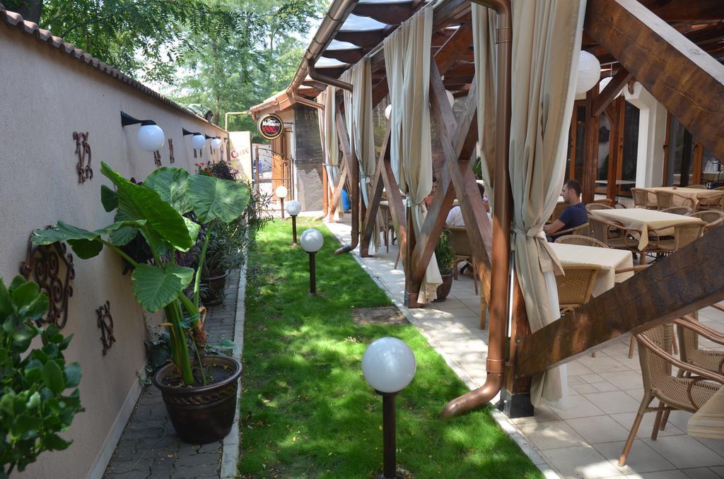 Pensiunea Romeo Tecuci Exterior photo